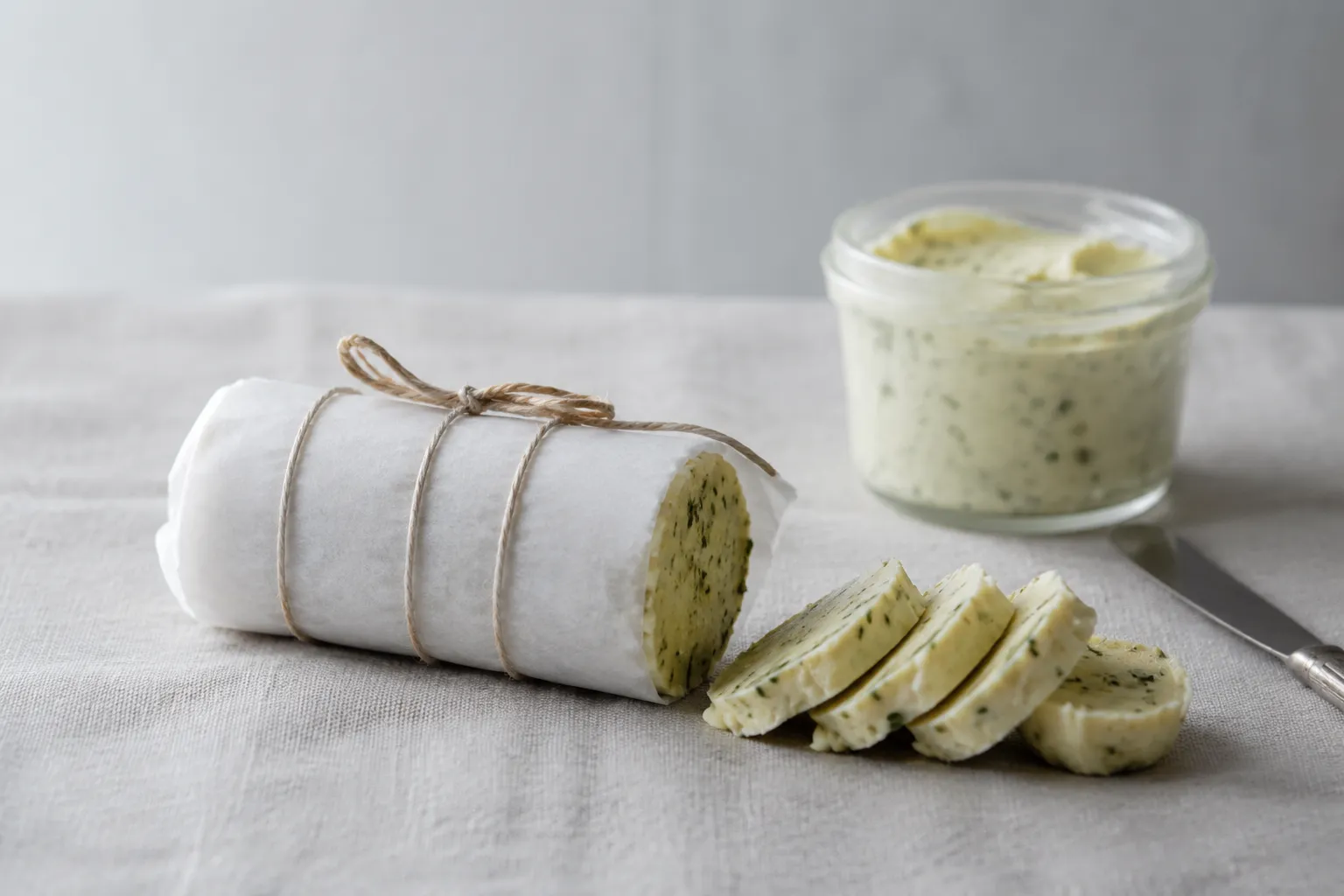 How to store homemade garlic butter in the fridge and freezer